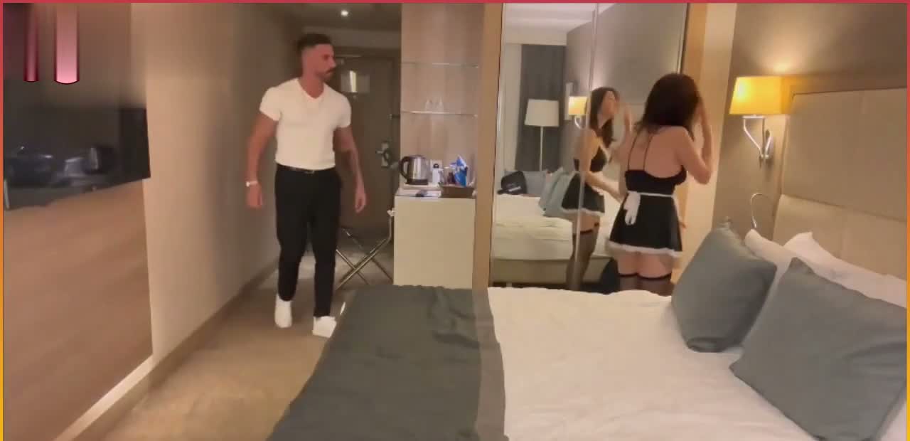 Atelina hizmetçiyi domaltıyor